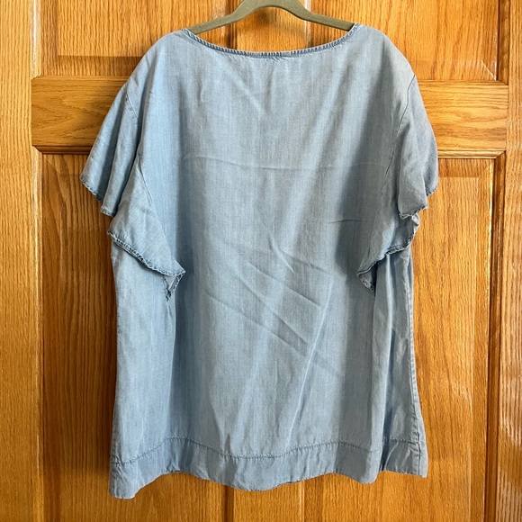 RW&CO Light Denim Flutter Sleeve Top Sz L - Picture 2 of 3